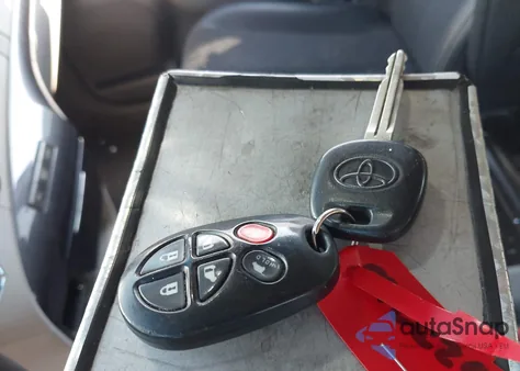 2012 Toyota Sienna Se 8 Passenger z USA, uszkodzony, nr VIN 5TDXK3DC4CS217230